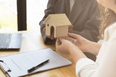 Eller ev modelini masa başında anlaşmalı diğer ellere veriyor.. 