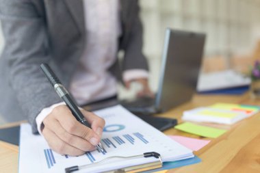 Ofiste dizüstü bilgisayarla çalışan bir iş adamı. Pazarlama planı.