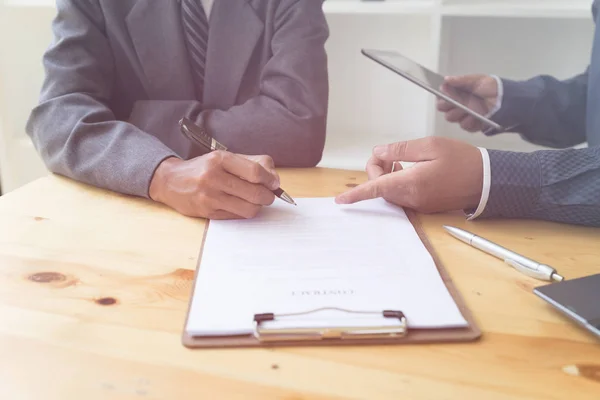 Hombre de negocios poting su dedo en el contrato - presentar & firmar — Foto de Stock