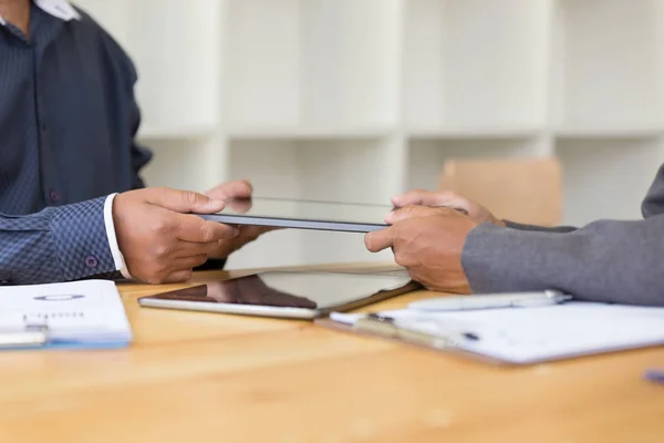 Dos hombre de negocios sosteniendo tableta digital en escritorio de oficina — Foto de Stock