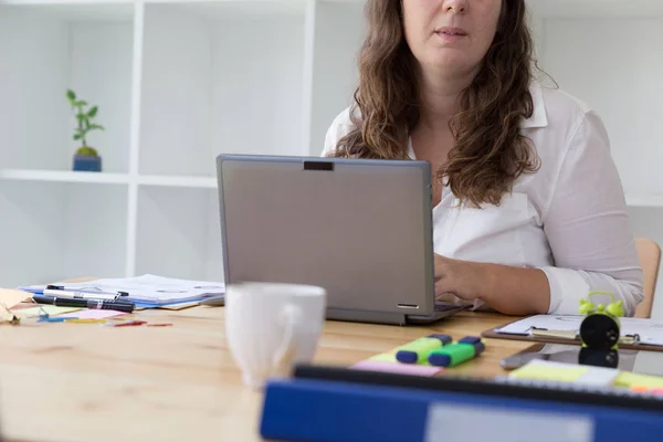 Mujer de negocios escribiendo en el ordenador portátil en el lugar de trabajo. Mujer trabajando en ho —  Fotos de Stock