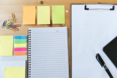 tablet, kalem, defter, yapışkan not Panosu'ndaki boş kağıt