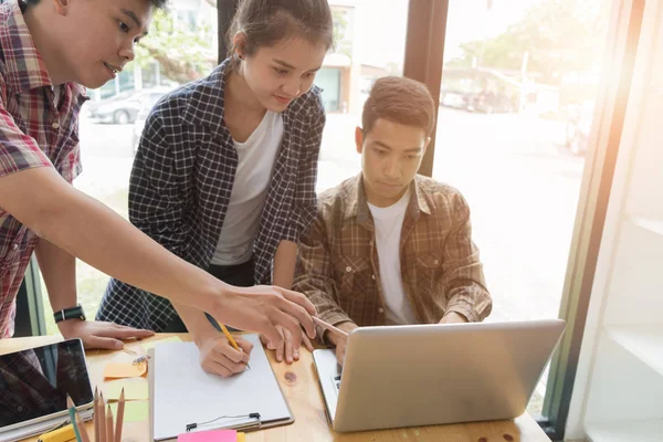 Jóvenes estudiantes universitarios que estudian con la computadora en la cafetería. Grupo — Foto de Stock