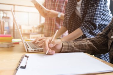 genç üniversite öğrencileri ile bilgisayar kafede. Grup 