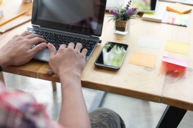 oturma odasında ve adlı bakarken klavyede yazarak öğrenci 