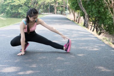 Kadın spor fitness atlet açık havada o koşu için hazırlanıyor