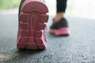 Kadın spor fitness atlet açık havada bahar ya da yaz koşu