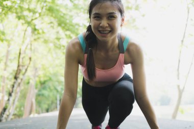 sporcumuz başlangıç noktası üzerinde atletik ve rekabet için hazır