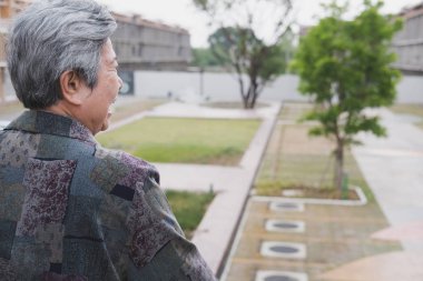 Şehir Manzaralı, büyük seyir balkonda kıdemli yaşlı ayakta