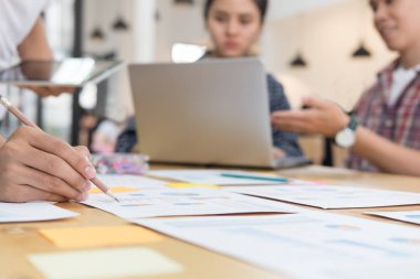 modern ofis interi toplantıda başlangıç genç başarılı takımda