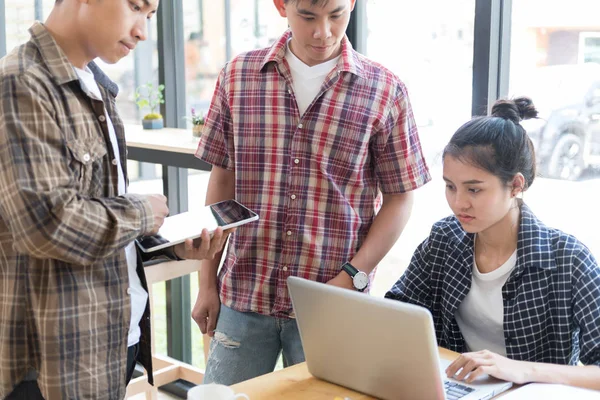 Startup joven equipo exitoso en la reunión en la oficina moderna interi — Foto de Stock