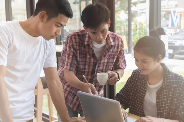 Startup joven equipo exitoso en la reunión en la oficina moderna interi — Foto de Stock