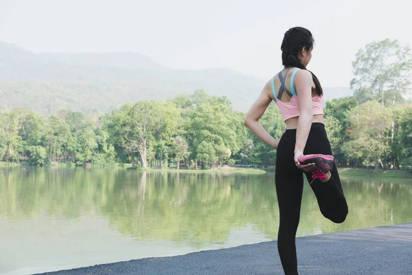 Női sport fitness runner készül a jogging szabadban o — Stock Fotó