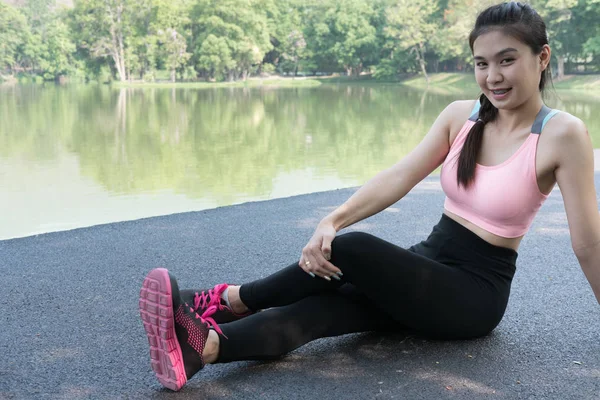 Feminino esporte fitness runner se preparando para correr ao ar livre o — Fotografia de Stock