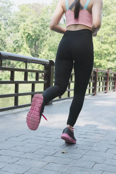 Kadın spor fitness atlet açık havada bahar köprüde koşu — Stok fotoğraf