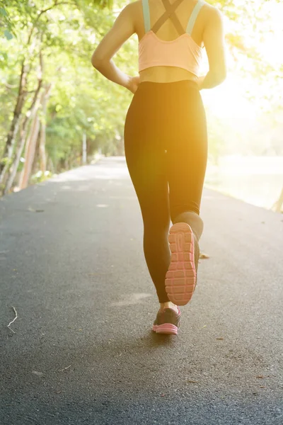 Kadın spor fitness atlet açık havada bahar ya da yaz koşu — Stok fotoğraf