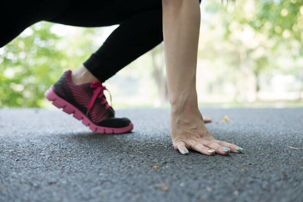 спортсменка спортсменка на стартовой точке и готова к соревнованиям
