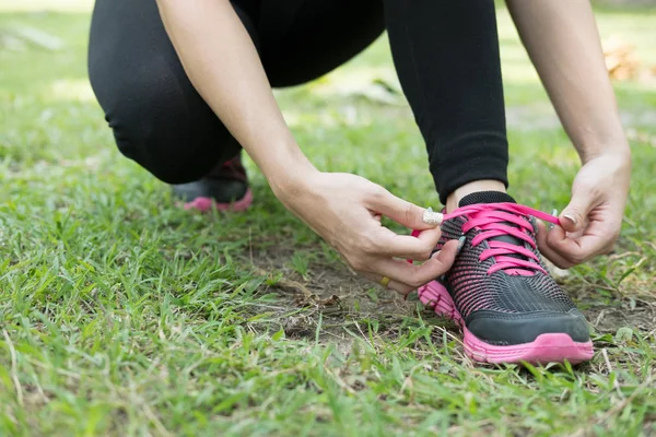 Kentsel sporcu kadın Koşu Ayakkabı bağcıklarımı bağlıyor. Kadın spor fitne — Stok fotoğraf