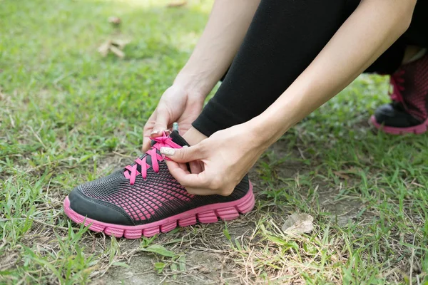 Kentsel sporcu kadın Koşu Ayakkabı bağcıklarımı bağlıyor. Kadın spor fitne — Stok fotoğraf
