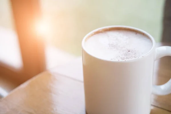 Tasse Cappuccino, heißes Mokka-Getränk mit Sahne und Zimt — Stockfoto