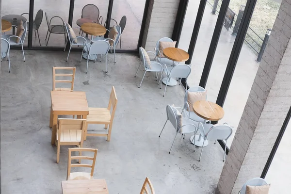 Mesa e cadeira na praça de alimentação, café, café, restaurante int — Fotografia de Stock