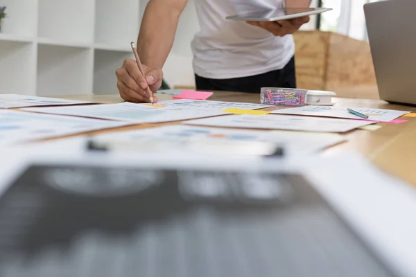 Startup jovem equipe de sucesso em reunião no escritório moderno interi — Fotografia de Stock