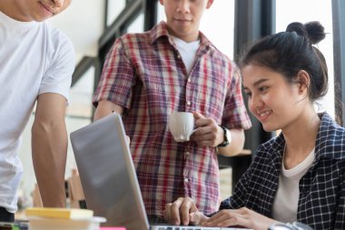 modern ofis interi toplantıda başlangıç genç başarılı takımda