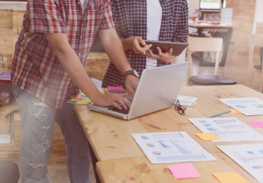 modern ofis interi toplantıda başlangıç genç başarılı takımda