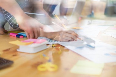 modern ofis interi toplantıda başlangıç genç başarılı takımda