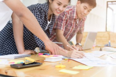 modern ofis interi toplantıda başlangıç genç başarılı takımda