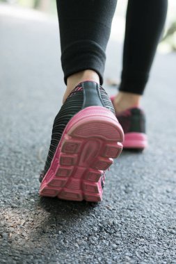 Kadın spor fitness atlet açık havada bahar ya da yaz koşu