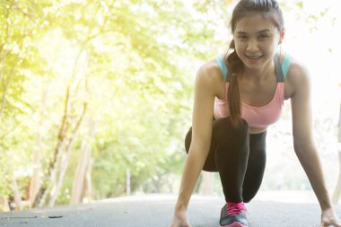 sporcumuz başlangıç noktası üzerinde atletik ve rekabet için hazır