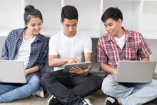 Genç Asyalı insanlar farklı araçları kullanma ve gülümseyen, dikkat