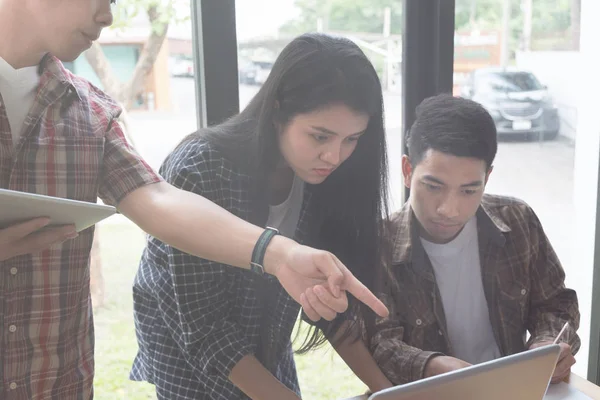 Jóvenes estudiantes universitarios que estudian con ordenador y tableta en c — Foto de Stock