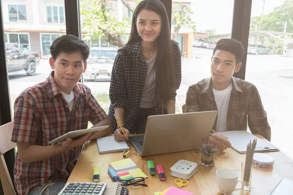 Jóvenes estudiantes universitarios que estudian con ordenador y tableta en c — Foto de Stock