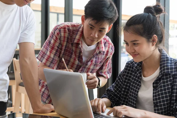 Startup joven equipo exitoso en la reunión en la oficina moderna interi — Foto de Stock