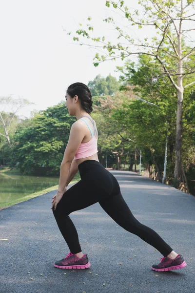 Kadın spor fitness atlet açık havada o koşu için hazırlanıyor — Stok fotoğraf