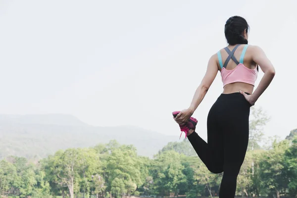 Női sport fitness runner készül a jogging szabadban o — Stock Fotó