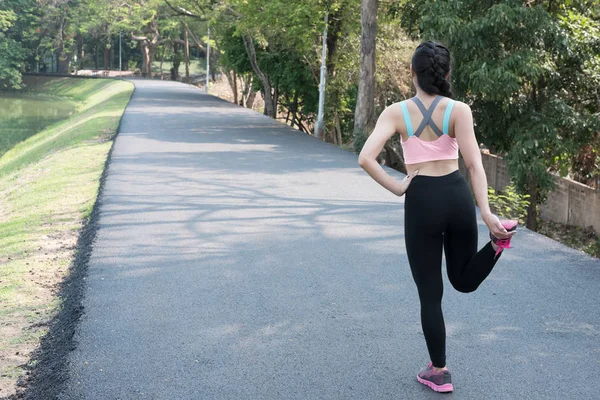 Kadın spor fitness atlet açık havada o koşu için hazırlanıyor — Stok fotoğraf