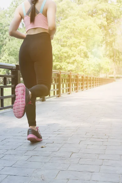 Kadın spor fitness atlet açık havada bahar köprüde koşu — Stok fotoğraf