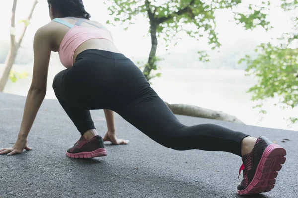 Sporcumuz başlangıç noktası üzerinde atletik ve rekabet için hazır — Stok fotoğraf