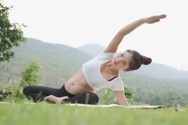 Ázsiai terhes nő, jóga, a zöld fű, nyilvános PA — Stock Fotó