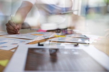 modern ofis interi toplantıda başlangıç genç başarılı takımda