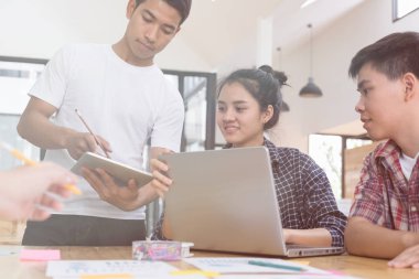 modern ofis interi toplantıda başlangıç genç başarılı takımda