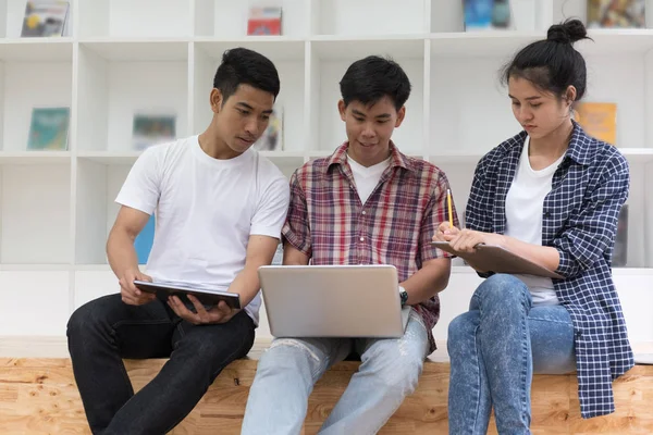 Jóvenes asiáticos están utilizando diferentes gadgets y sonriendo, sentarse — Foto de Stock