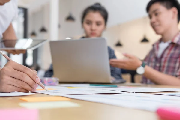 Startup joven equipo exitoso en la reunión en la oficina moderna interi — Foto de Stock