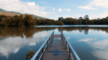 İskele ve manzara orman, göl ve dağların Park