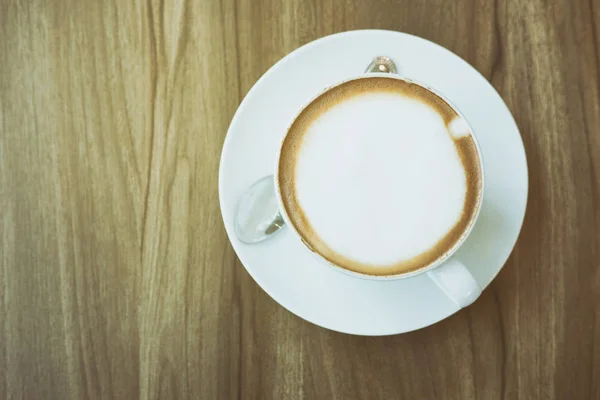 Xícara de café cappuccino, bebida de mocha quente com creme em mu branco — Fotografia de Stock