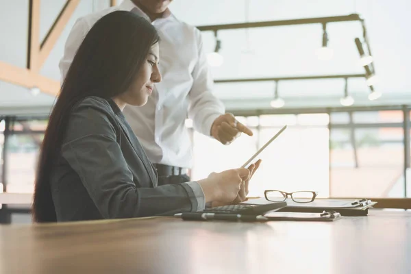 Empresaria que trabaja con un hombre de negocios. dos personas de negocios disco — Foto de Stock