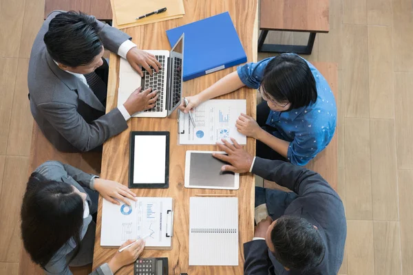 Jóvenes empresarios y emprendedores que se reúnen en torno a la — Foto de Stock